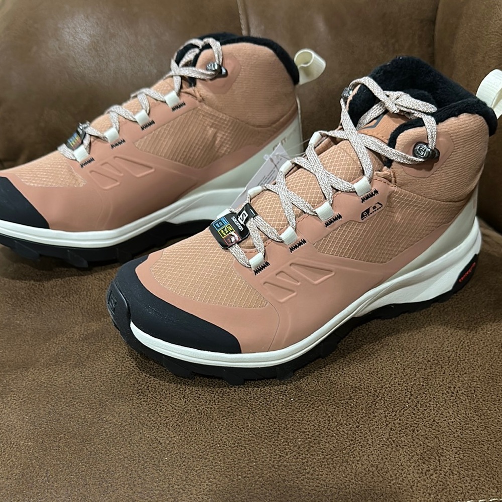 New in Box. Women’s Salomon boots Outsnap mocha mouse and vanilla ice size 5.5